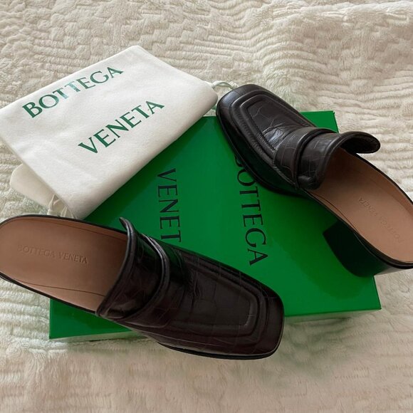 Brand New BOTTEGA VENETA Fondente crocodile embossed leather mules - Picture 1 of 3